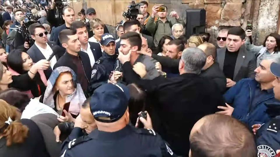 Առավոտեն Զորակցութիւնը չուշանար Հայկ Դորունցին՝ "Ստեփան Ասատրյան իրավունք չունես այստեղ պատարագ մատուց..."